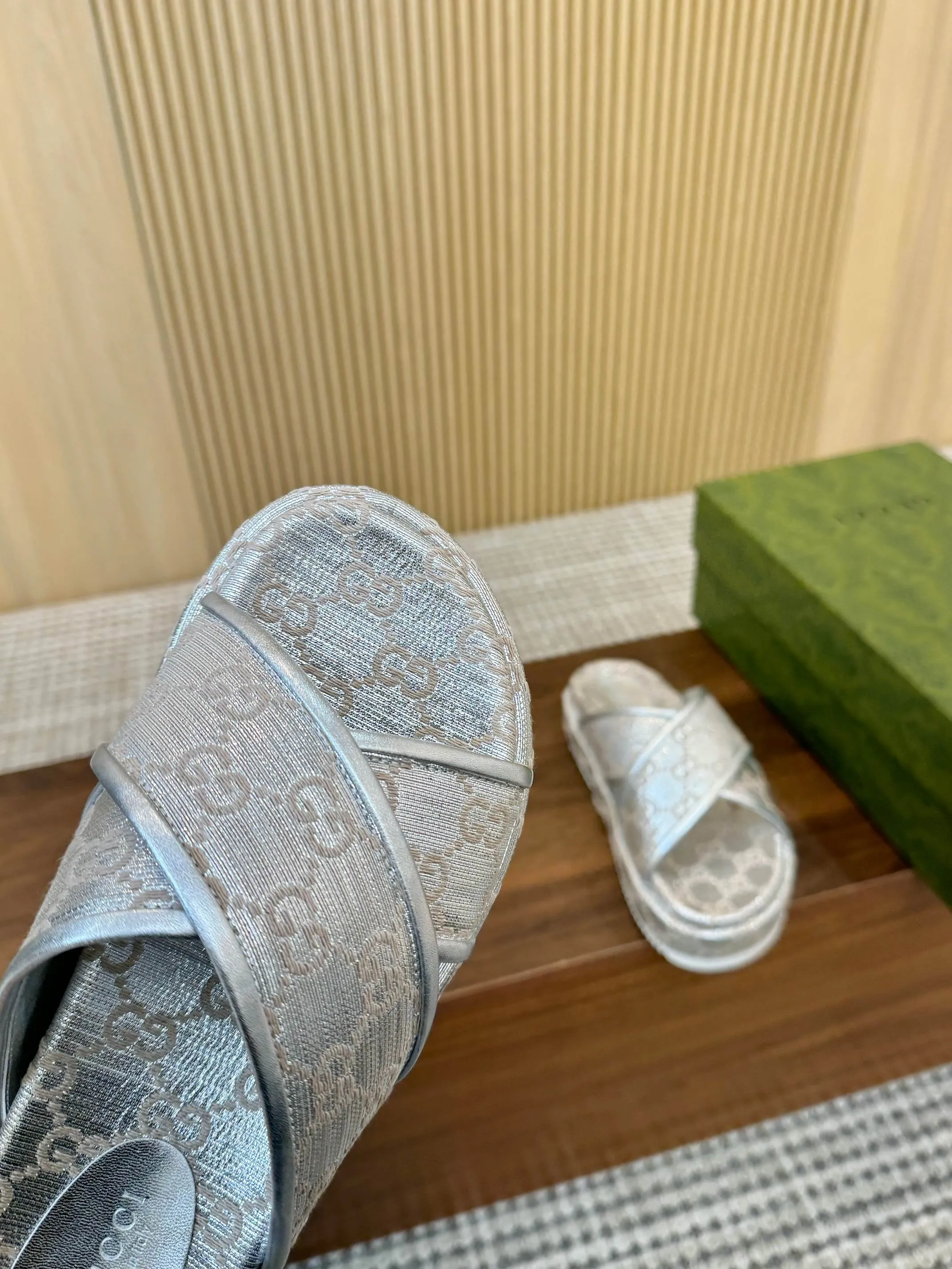 👟👟Ex-factory price 400👟👟 Shipped all year round, Gucci's latest limited edition thick-soled slippers. Top quality for sale. Purchase genuine product for development. The material and workmanship are consistent with the original. Upper: original special printing process. Lining: dyed sheepskin. Outsole: Italian private model outsole. Size: 35-43M standard size. 41, 42, 43 are also customized and cannot be returned. Sole thickness: 5.5cm. Forefoot 4cm.